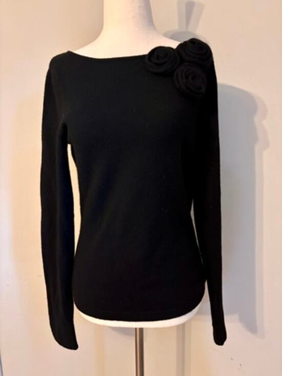 Barney's Sweaters - Barneys New York Cashmere Sweater Womens M Black 3D Rose Rosette 100% Cashmere